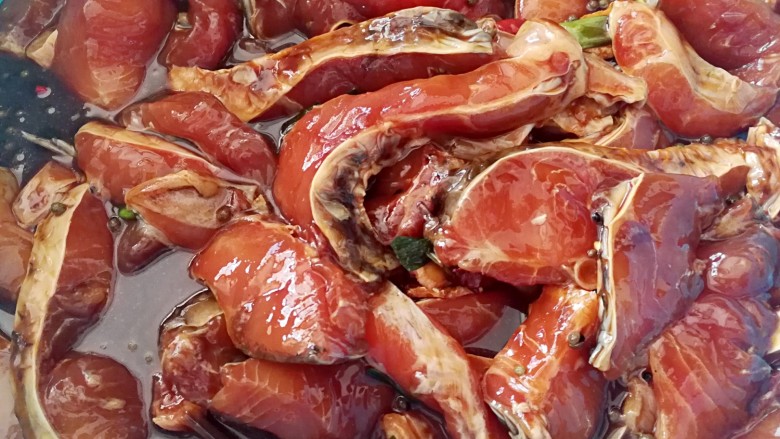 妈妈的味道~香酥手撕熏鱼,半天后拿出来,把鱼翻一下,继续腌制,一共腌制两天左右,每半天翻一下