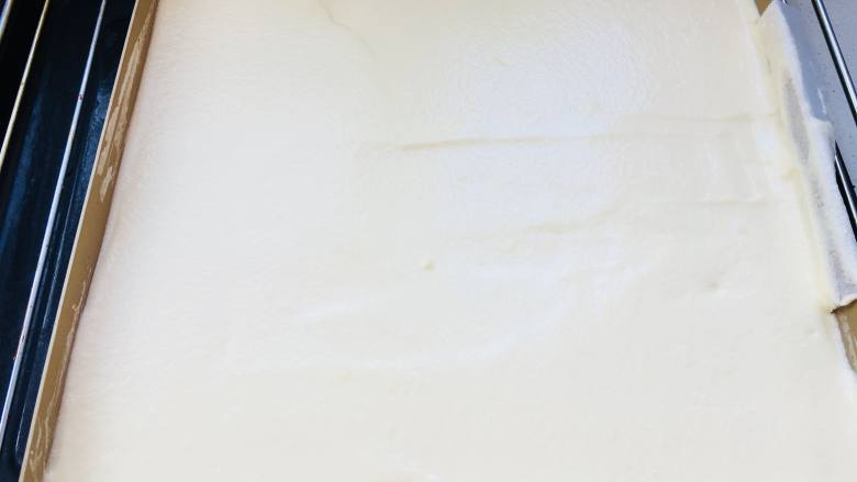 新春“福”到蛋糕,将面糊倒入模具中。震模!烤箱上火170,下火160.35分钟。具体温度感觉自己烤箱脾气调节。