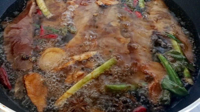 妈妈的味道~香酥手撕熏鱼,把腌制好的鱼一段一段的放进油锅里,不要动哦