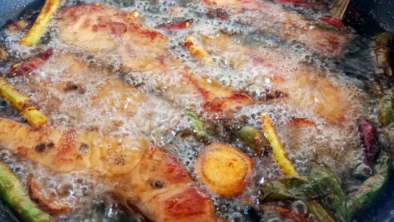 妈妈的味道~香酥手撕熏鱼,继续炸至两面金黄色