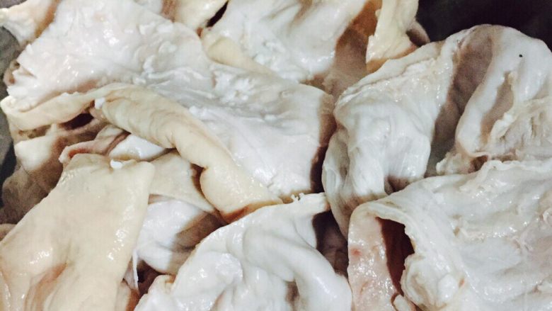 香菇烧肥肠,肥肠里的肥油撕干净后,水里加入面粉使劲搓洗干净
