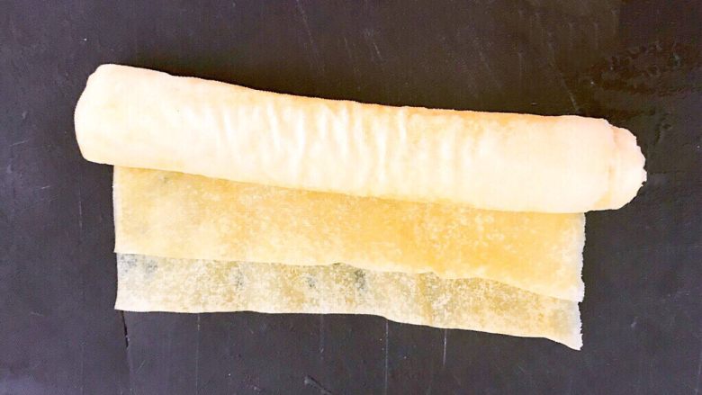 酱香豆卷,把2张干豆腐卷起来,尽量卷得紧实点