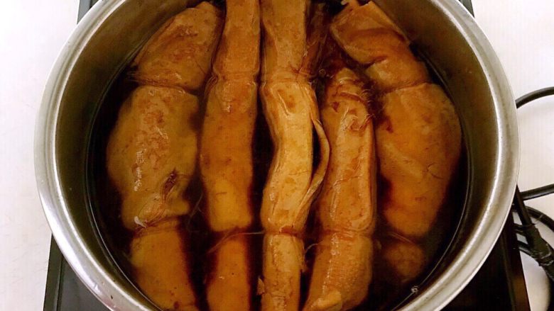 酱香豆卷,豆卷煮好了,在锅里浸泡30分钟左右
