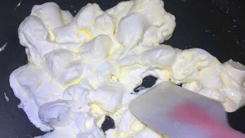 原味雪花酥,不停搅拌,直到棉花糖完全融化