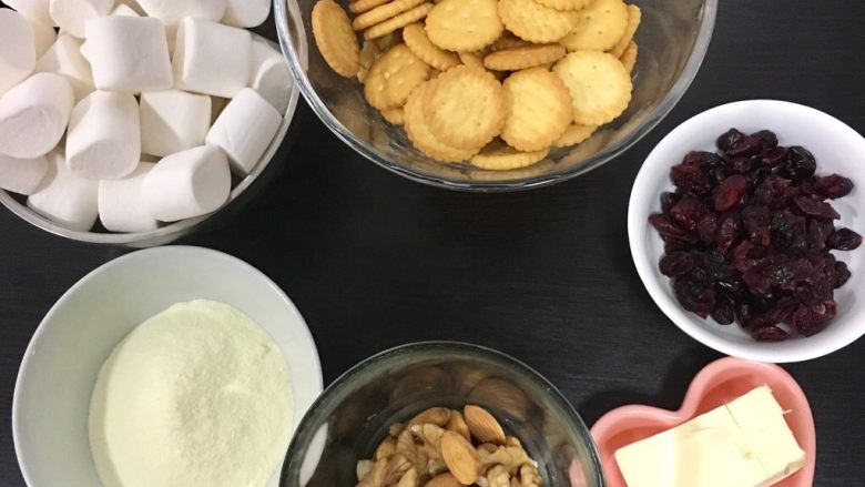 原味雪花酥,把所有材料的准备好,称重备齐