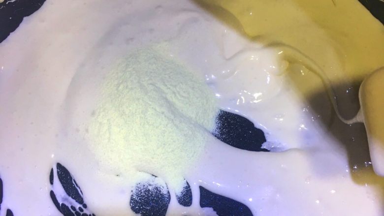 原味雪花酥,棉花糖完全融化后迅速关火,倒入奶粉,搅拌均匀