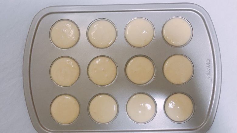 #情人节#婚礼纪—棒棒糖蛋糕,挤入学厨棒棒糖模具中,要挤满,轻微震几下;