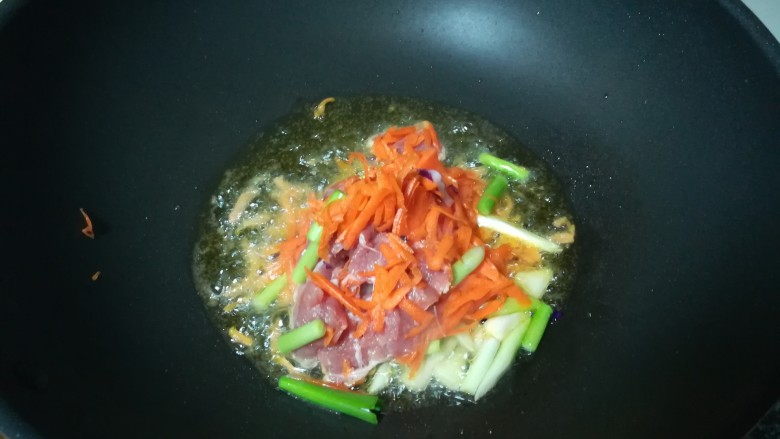 #老家逢年过节必吃的美食#海鲜炒米粉,加入蒜白,胡萝卜,瘦肉煸炒。