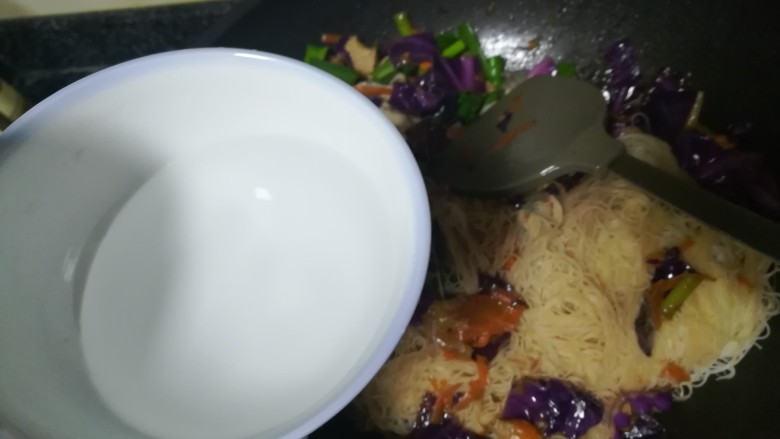 #老家逢年过节必吃的美食#海鲜炒米粉,怕烧焦,第二次加入小半碗水焖煮一会儿,这次加水是为了入味。