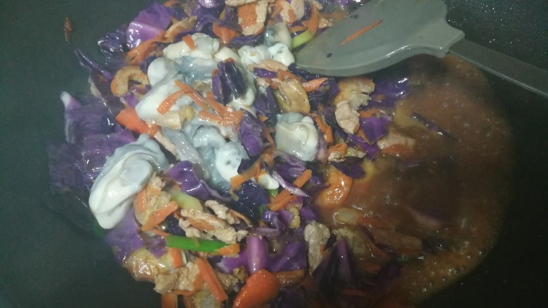 #老家逢年过节必吃的美食#海鲜炒米粉,食材焖煮软后加入海蛎,轻轻快速翻炒。
