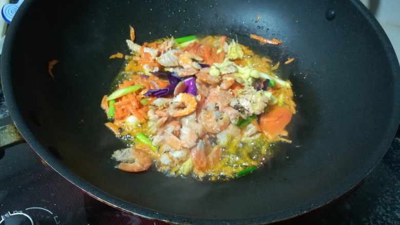 #老家逢年过节必吃的美食#海鲜炒米粉,瘦肉变色后,加入虾干继续煸炒。