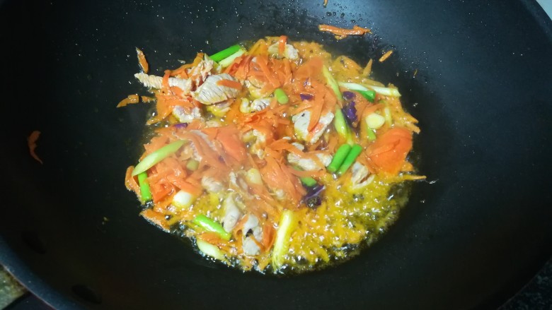 #老家逢年过节必吃的美食#海鲜炒米粉,爆出香味后,继续翻炒一会儿,怕瘦肉不熟。