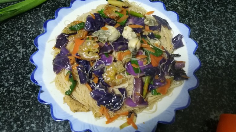 #老家逢年过节必吃的美食#海鲜炒米粉,成品图。
在我老家,只要过年过节或请客吃饭,必有的一道菜,炒米粉就香喷喷地出锅啦。
只不过在我老家,海鲜比这多多了,味道也更鲜美,更好吃!
