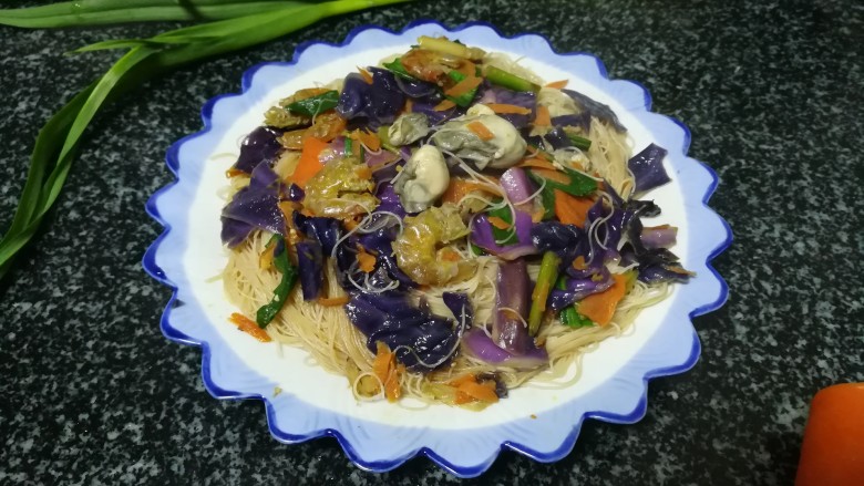 #老家逢年过节必吃的美食#海鲜炒米粉,这,就是因为,老妈我第一次做的炒米粉太好吃,太好吃啦!
他今晚吃了三大碗,我也是哦。