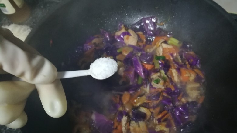 #老家逢年过节必吃的美食#海鲜炒米粉,加入盐巴,味精,酱油,蒸鱼豉油等调味品,喜欢辣的宝宝,可以加入辣椒。