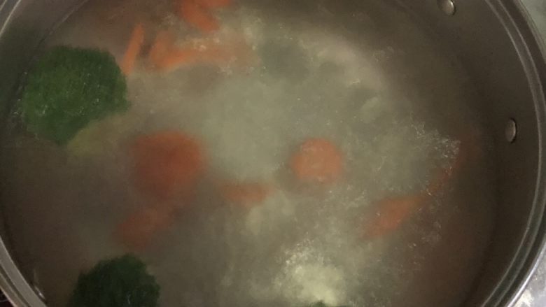 牛排,锅烧开水,放一点油和盐,焯西兰花和胡萝卜