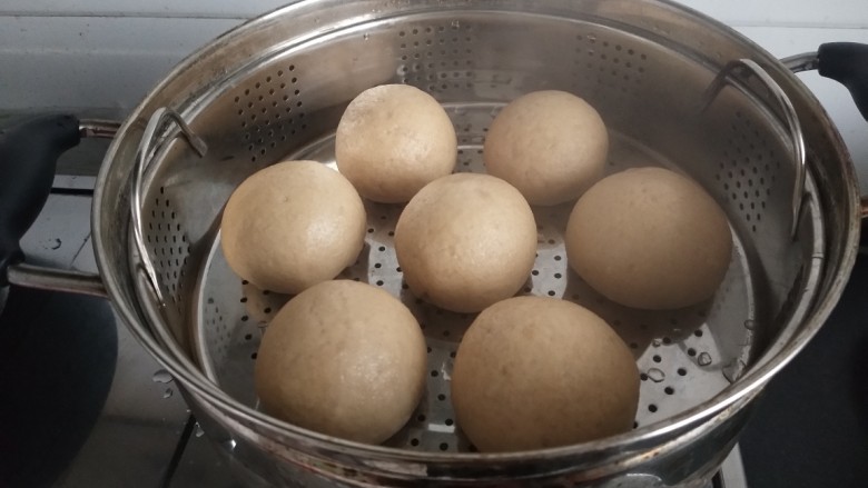 全麦面馒头,水开后蒸15-20分钟,关火再闷5分钟