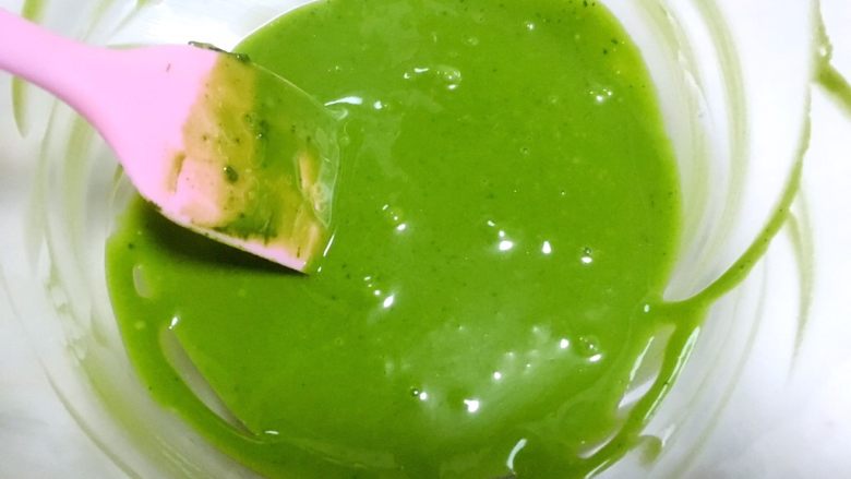 迷彩蛋糕(6寸),另外一份加入抹茶粉搅拌均匀,最后一份原色不动