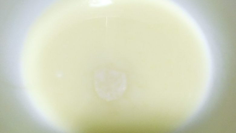 迷彩蛋糕(6寸),加入10克砂糖搅拌均匀