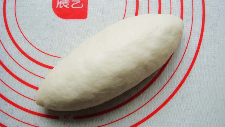 葡萄干软欧包,粘合好封口向下放,整理成橄榄形状。