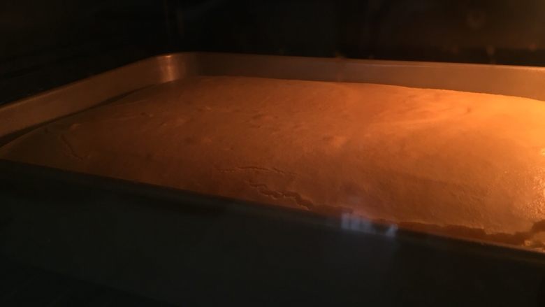 情人节快乐 520数字蛋糕送给你甜蜜的节日祝福,送入150度预热好的烤箱中开始烘烤,定时约1个小时。