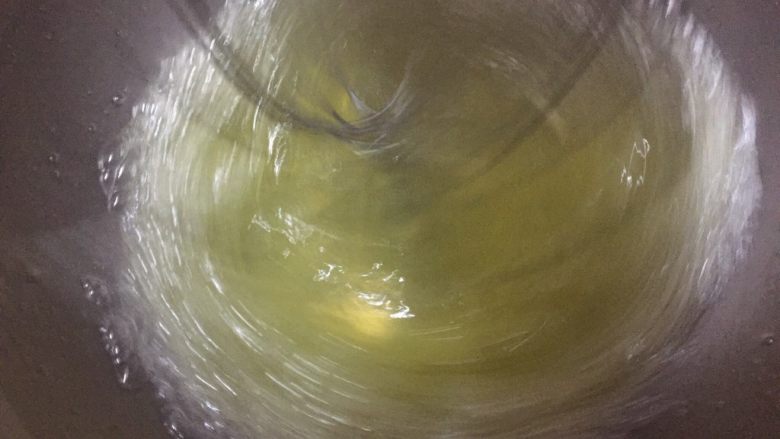 情人节快乐 520数字蛋糕送给你甜蜜的节日祝福,我的手持打蛋器其中一个打蛋头坏掉了,这次就借助厨师机来打发蛋清吧,由于蛋清相对于厨师机的容量来说还是太少,打蛋网几乎够不着蛋清,所以最开始的半分钟我用了高档位,快速把蛋清搅打起来。