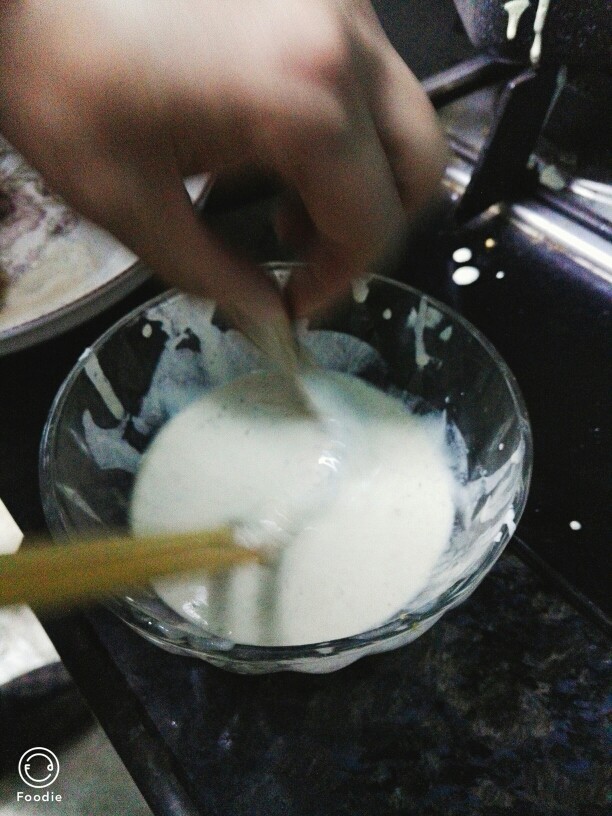 软炸虾,油锅起到6分熟,虾肉再粘下浆