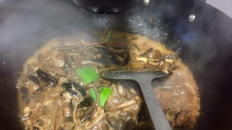 青椒炒鳝丝,加入适量的胡椒粉,放少许开水焖烧入味