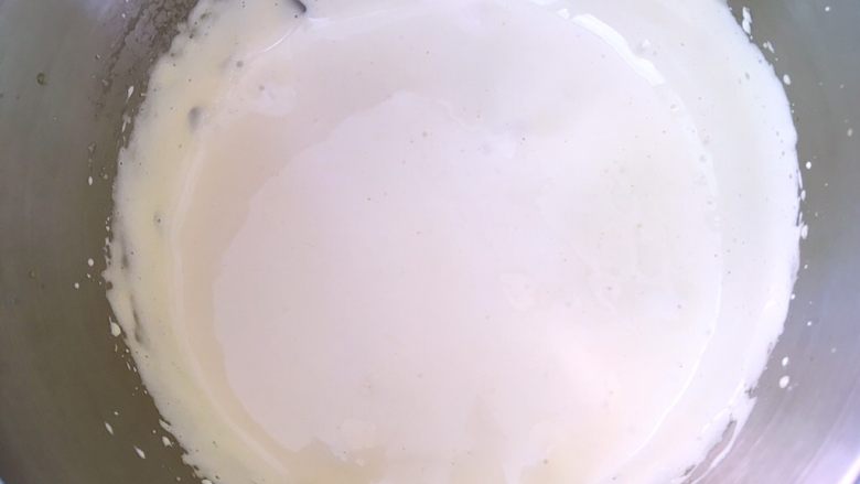 虎皮蛋糕卷,电动打蛋器打至砂糖融化,蛋黄液颜色变浅,液体呈浓稠状态