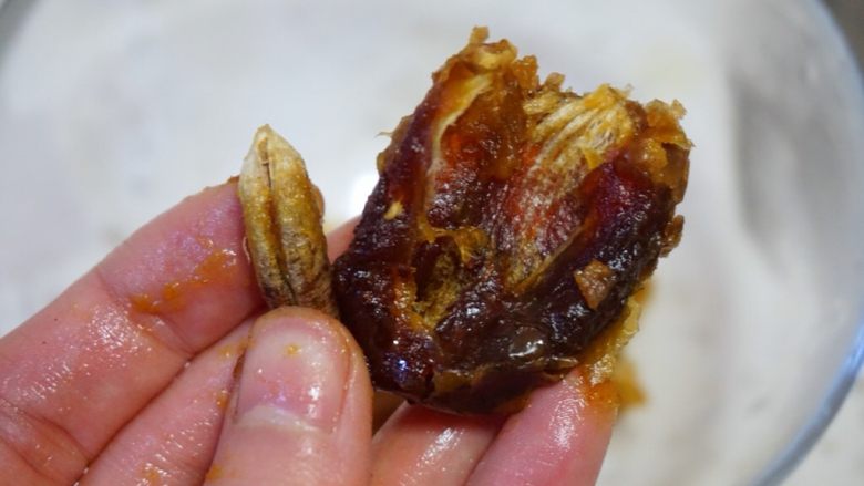 椰浆果泥坚果杯,将泡好的椰枣去核,这个时候椰枣已经很软了。