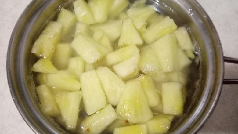 菠萝糖水,调小火后煮5分钟左右,关火。