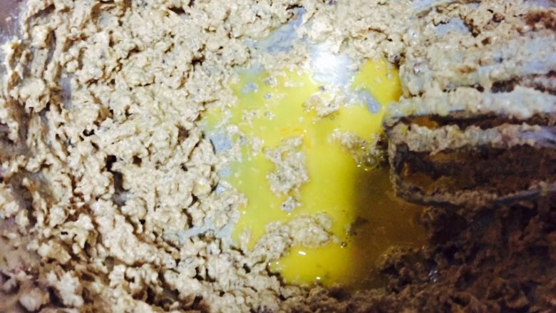 椰香朗姆葡萄蛋糕,第二次加入鸡蛋时,必须在第一次蛋液和黄油彻底融合以后才能加入