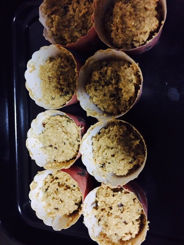 椰香朗姆葡萄蛋糕,把翻拌均匀的面糊装入纸杯中,2/3满,
预热至180度的烤箱,烤12-15分钟,直到完全膨胀,表面呈深金黄色即可