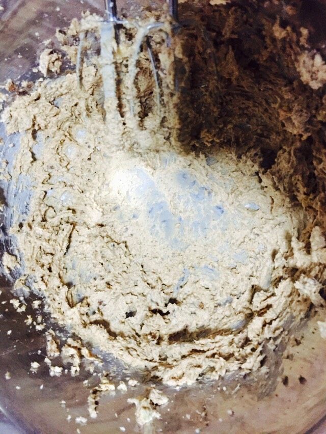 椰香朗姆葡萄蛋糕,黄油软化后加好了红糖和盐,用打蛋器打发至膨松状态