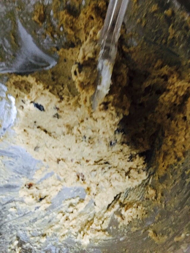 椰香朗姆葡萄蛋糕,用橡皮刮刀翻拌均匀,成为湿润的面糊,此时可能感觉面糊偏干,但也不要加液体了,耐心翻拌均匀,如果增加液体,烘烤时蛋糕中间容易湿润,容易造成表面干,中间湿