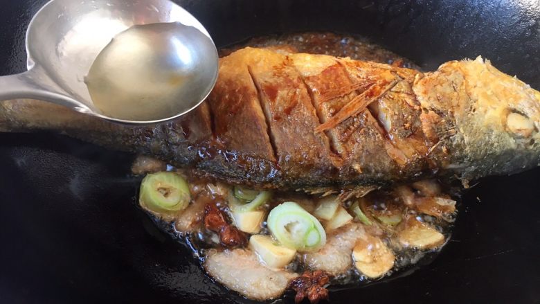 做年货 秘制红烧大黄鱼,淋入1勺料酒(白酒)。