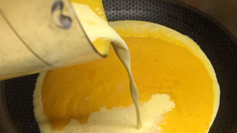 奶油南瓜汤🎃,将240 mL纯牛奶倒入食物搅拌器,溶解挂壁的南瓜、纯牛奶和淡奶油糊,再一起倒入锅内。