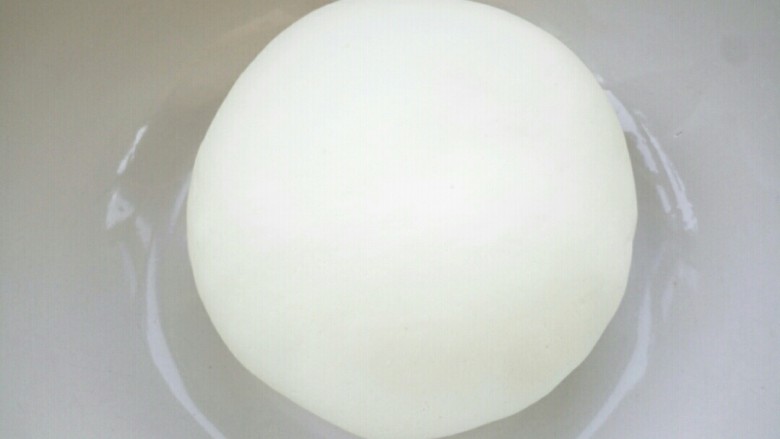 发财鱼馒头,揉成光滑的面团,盖保鲜膜发酵