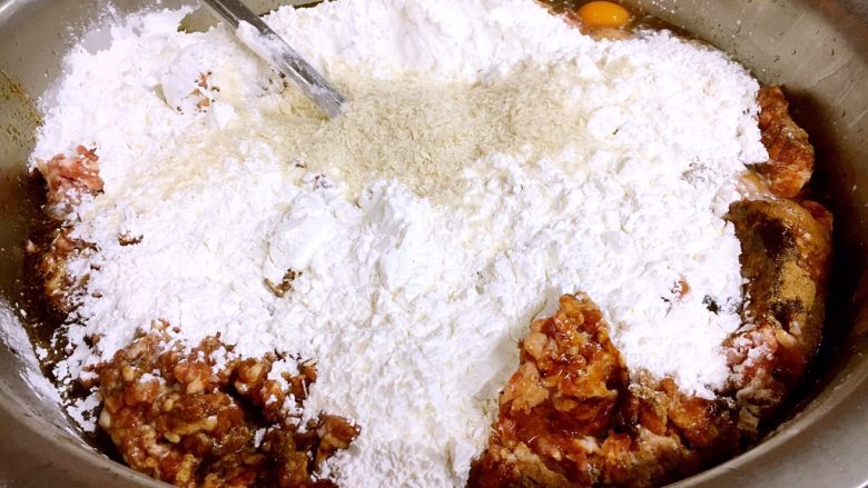 做年货 团团圆圆年夜饭 四喜丸子,放入4两的淀粉。 淀粉的量可做适当的调整,可以再少放一半。