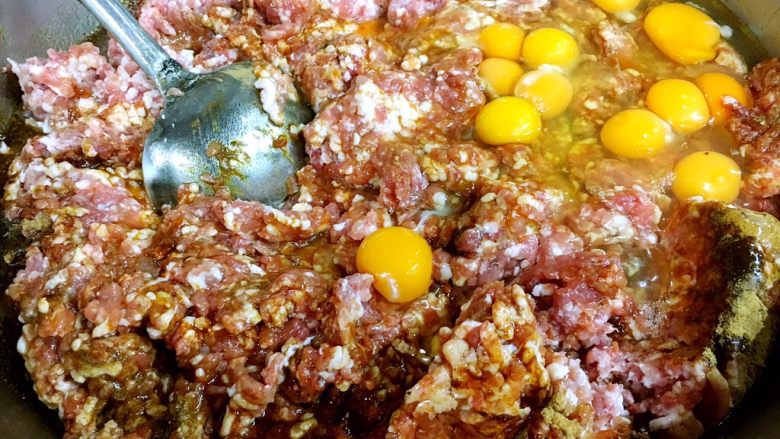 做年货 团团圆圆年夜饭 四喜丸子,因为是要过年了,我们家这次做的比较多,做好了要送给亲戚朋友的,图中的食材是20斤肉馅,做了40个四喜丸子,30个龙眼丸子。在菜谱中我以5斤肉的食材的量为例来介绍如何做四喜丸子。做四喜丸子的主要食材之一是猪肉肉馅,猪肉要选用三、七比例的,即三分肥肉七分瘦肉的梅花肉,在买猪梅花肉时让商家把肉用机器搅成肉馅就可以了。做四喜丸子的重要配料是天津老火腿,它让四喜丸子的味道更有特色。 做四喜丸子的第一步调馅,在5斤肉馅里放入8个鸡蛋,放入1勺的<a style='color:red;display:inline-block;' href='/shicai/ 829'>十三香</a>,1勺的<a style='color:red;display:inline-block;' href='/shicai/ 134296'>白胡椒粉</a>,1勺的<a style='color:red;display:inline-block;' href='/shicai/ 756'>鸡精</a>,1勺的<a style='color:red;display:inline-block;' href='/shicai/ 3729'>白糖</a>,5勺的<a style='color:red;display:inline-block;' href='/shicai/ 718'>料酒</a>,5勺的东古一品<a style='color:red;display:inline-block;' href='/shicai/ 692'>酱油</a>,5小勺的盐。
