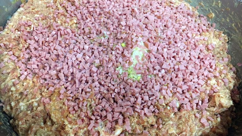 做年货 团团圆圆年夜饭 四喜丸子,放入四喜丸子的非常重要的配料天津老火腿,把天津老火腿切成末,老火腿在四喜丸子里起到调味的作用,量不需要太多,放120g左右就可以了。不习惯老火腿的味道可以不放。