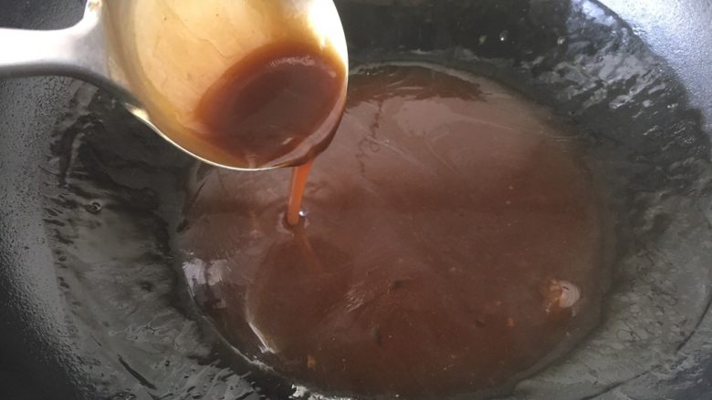 做年货 团团圆圆年夜饭 四喜丸子,放入适量酱油调色,放适量的盐调味,淋入湿淀粉勾薄芡,淋两滴香油或者花椒油。