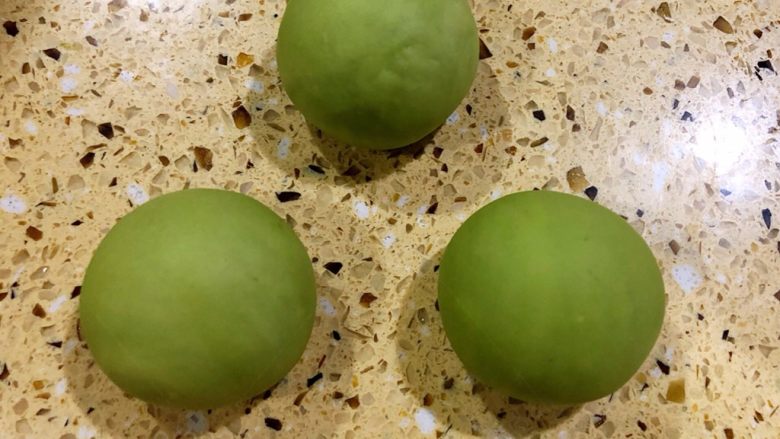 卡通馒头,蛙仔:
分出4个80克重的面团按照做草莓的方法
整形成团、用来做蛙仔
