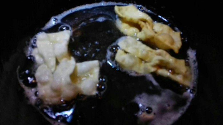炸麻叶,锅里倒适量油烧热,油温升至七成热时,转中小火,将麻叶下锅,炸至两面金黄控油捞出