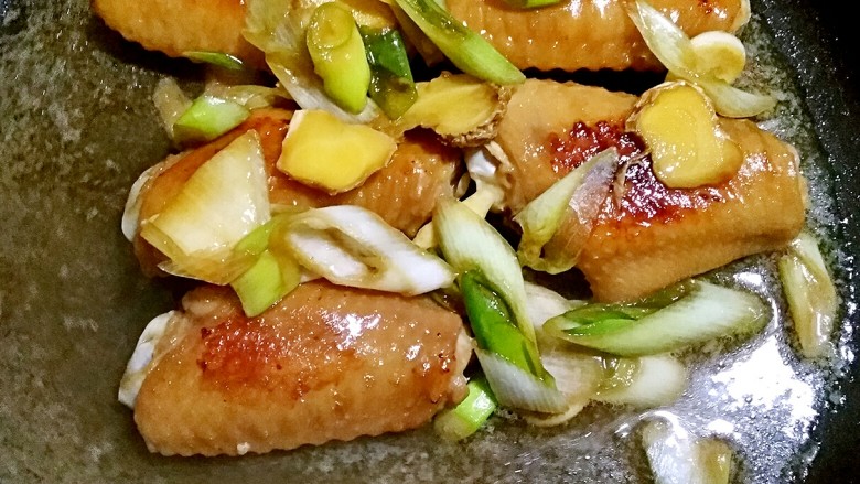 柠香鸡翅(无油版),然后将腌制鸡翅时的汤料加少量温水倒入锅中,大火烧开收汁即可。