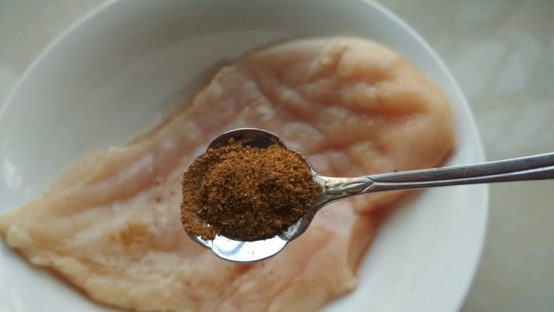 蜂蜜玫瑰鸡胸三明治,鸡胸放入碗中,加入适量胡椒粉