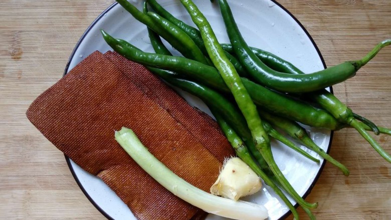 年夜饭~辣爽杭椒香干,准备好各项食材,洗净。
