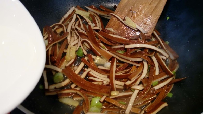 年夜饭~辣爽杭椒香干,翻炒后加少许水,炒透。