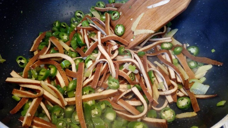 年夜饭~辣爽杭椒香干,翻炒至杭椒变色。