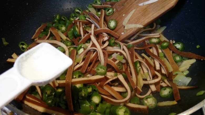 年夜饭~辣爽杭椒香干,加入一小勺盐调味,也可以加入一小勺鸡精提鲜。